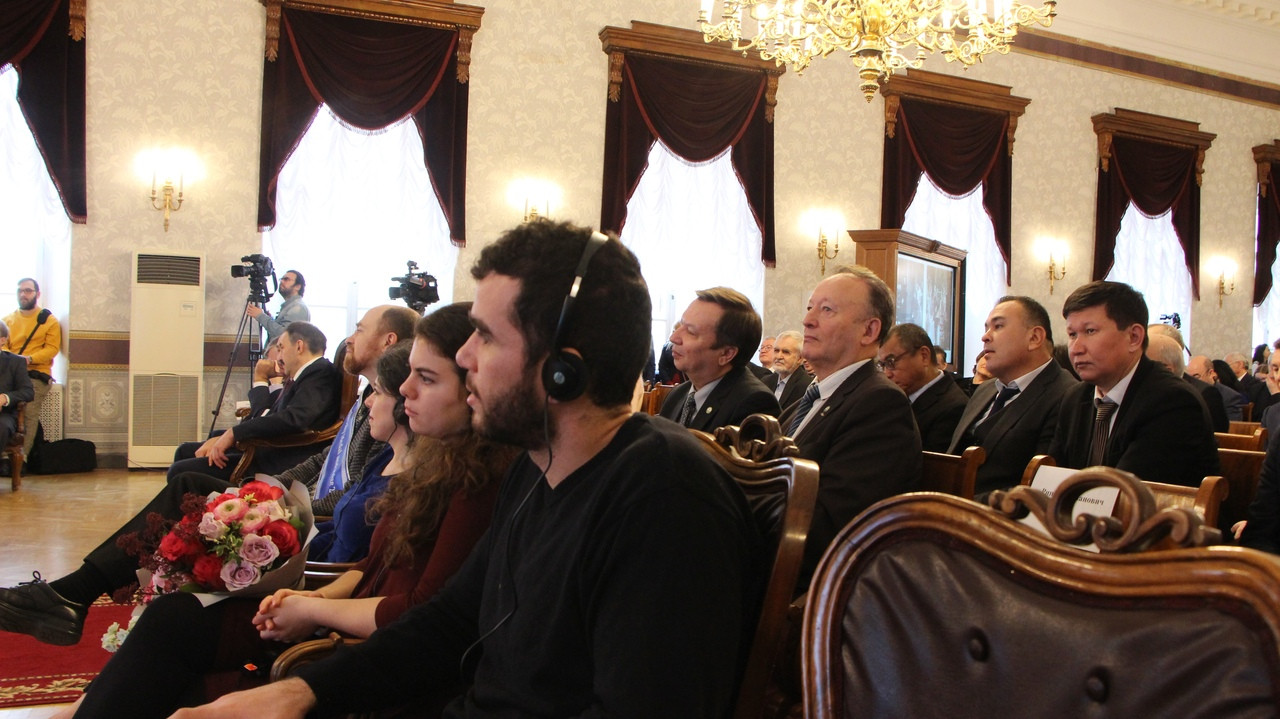 Актеры детского театра 'Радуга' выступили в КФУ со спектаклем на церемонии награждения премии и медали лучшему математику мира Актеры детского театра 'Радуга' выступили в КФУ со спектаклем на церемонии награждения премии и медали лучшему математику мира