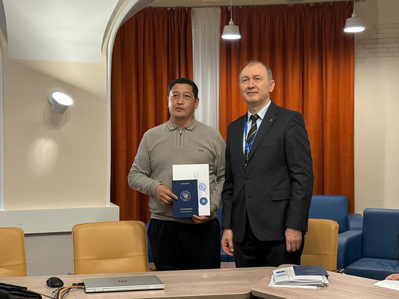 В Институте психологии и образования преподавателям Шахрисабзского государственного педагогического института вручили документы о повышении квалификации В Институте психологии и образования преподавателям Шахрисабзского государственного педагогического института вручили документы о повышении квалификации