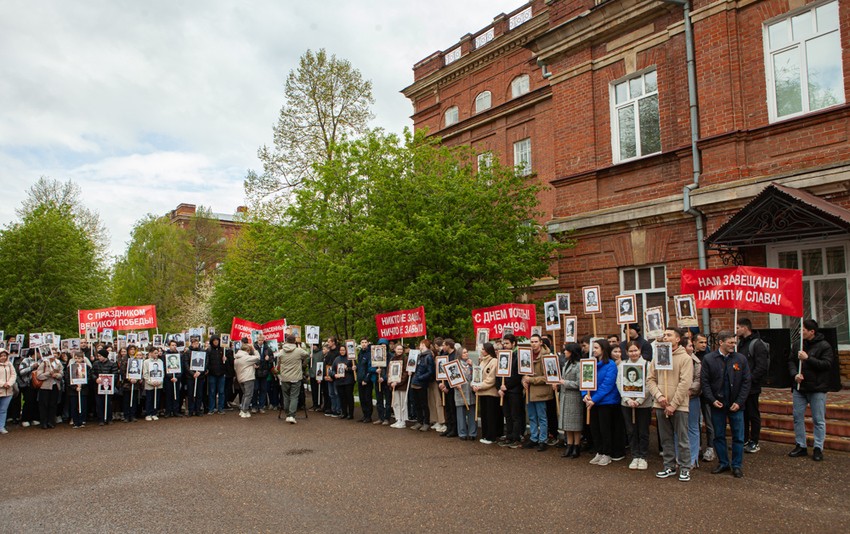 Митинг, премьера, Бессмертный полк: День Победы отметили в Елабужском институте КФУ Митинг, премьера, Бессмертный полк: День Победы отметили в Елабужском институте КФУ