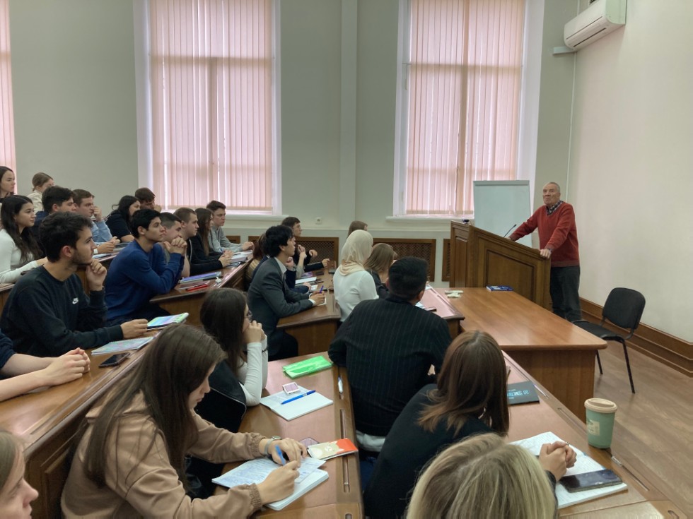 Валерий Васильевич Лазарев читает лекцию по Теории государства и права для студентов ЮФ
