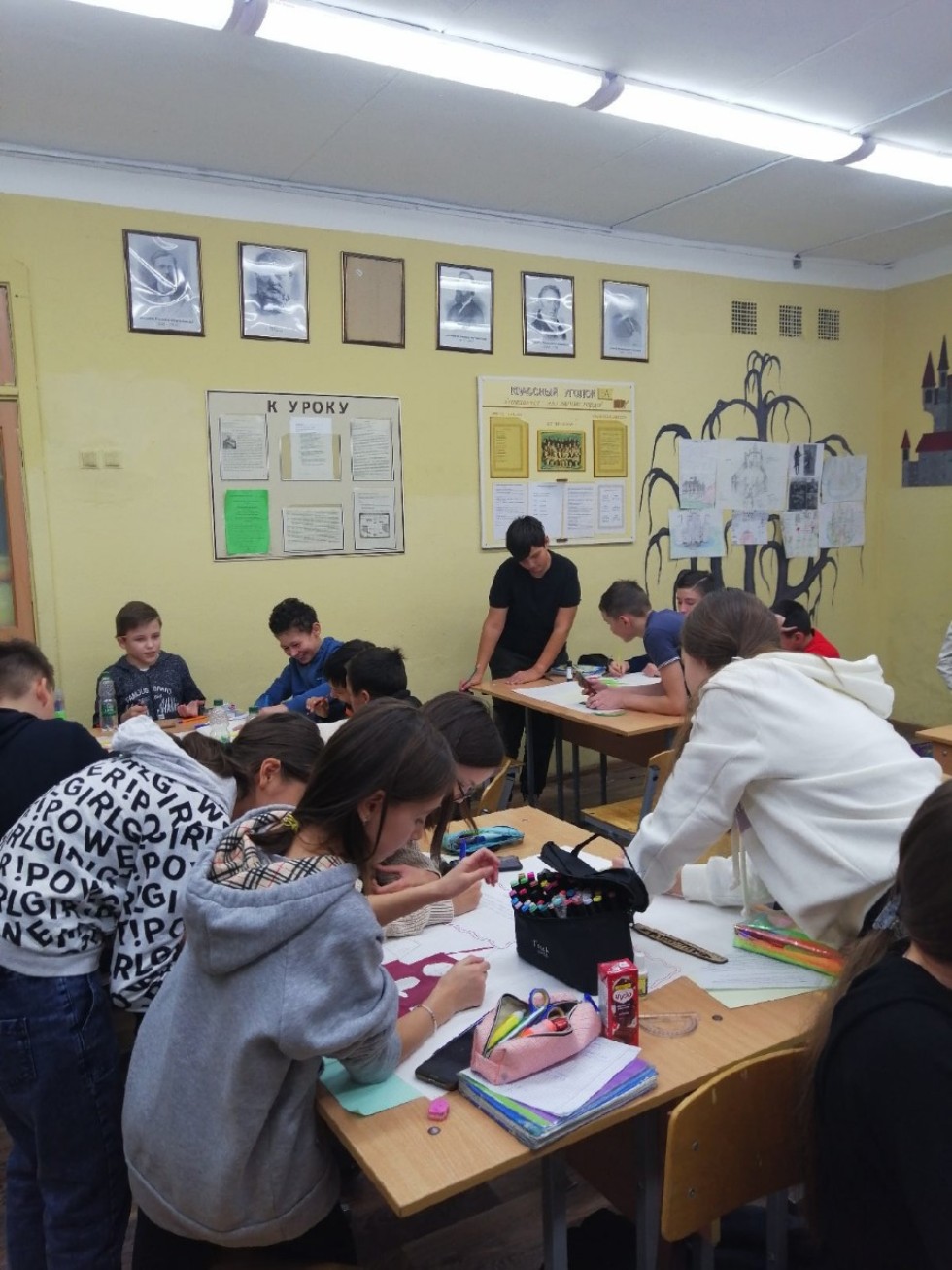 Доценты Высшей школы журналистики и медиакоммуникаций рассказали школьникам о том, как делается газета Доценты Высшей школы журналистики и медиакоммуникаций рассказали школьникам о том, как делается газета