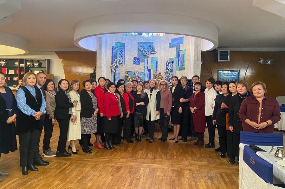 Завершились курсы повышения квалификации 'Теория и практика эффективного менеджмента образовательной организации' для директоров школ г. Бишкека, Республика Кыргызстан Завершились курсы повышения квалификации 'Теория и практика эффективного менеджмента образовательной организации' для директоров школ г. Бишкека, Республика Кыргызстан