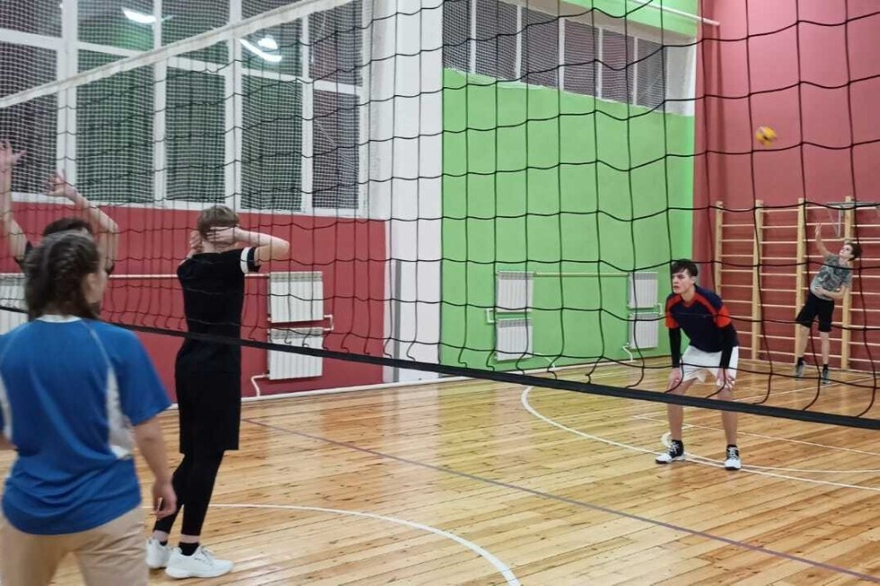 Товарищеская встреча по волейболу между командами ЕИ КФУ и ОШ 'Университетская'