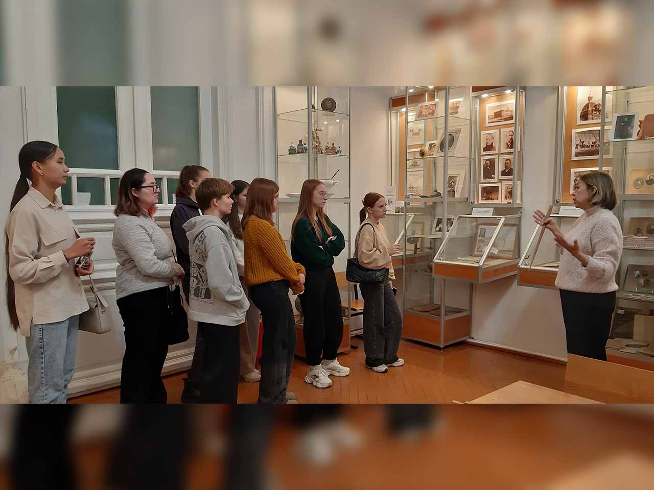 Для первокурсников провели кураторский час с посещением музея истории Елабужского института КФУ Для первокурсников провели кураторский час с посещением музея истории Елабужского института КФУ