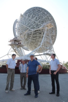 на фоне 32-метрового радиотелескопа (РТ-32) ИПА РАН.