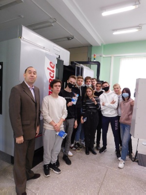 18 сентября для учащихся 11-х классов СОШ г. Ульяновска прошел День открытых дверей Инженерного института