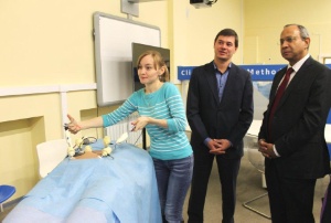 Чрезвычайный и Полномочный Посол Индии в РФ ознакомился с особенностями медицинского образования КФУ