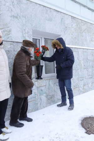 Торжественная церемония возложения цветов к мемориальной доске имени Камиля Ахметовича Валиева в честь дня рождения профессора.