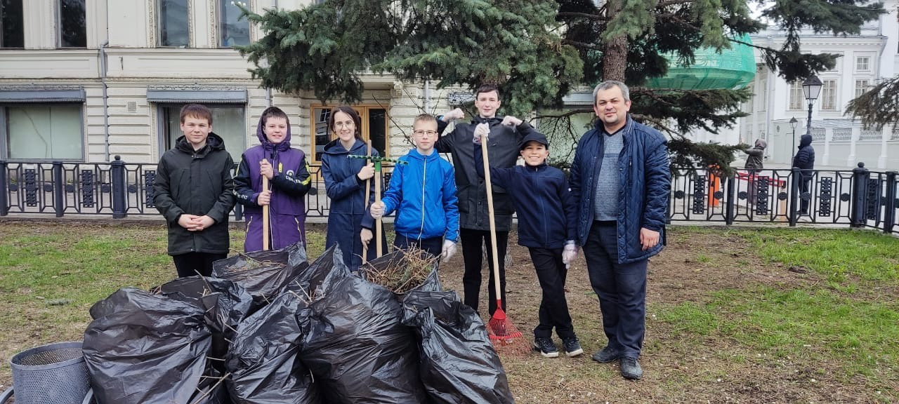 Обучающиеся 6В класса приняли участие в санитарной очистке сквера имени Н.И. Лобачевского