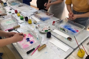 Студенты Елабужского института КФУ посетили мастер-класс по технике рисования на воде